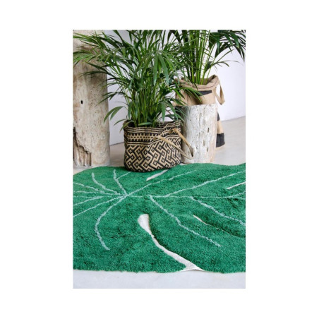 Alfombra verde con forma de hoja Lorena Canals para habitación infantil.