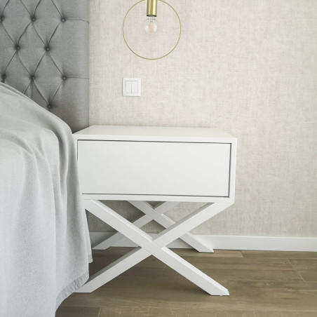 mesa de cabeceira branca com x
