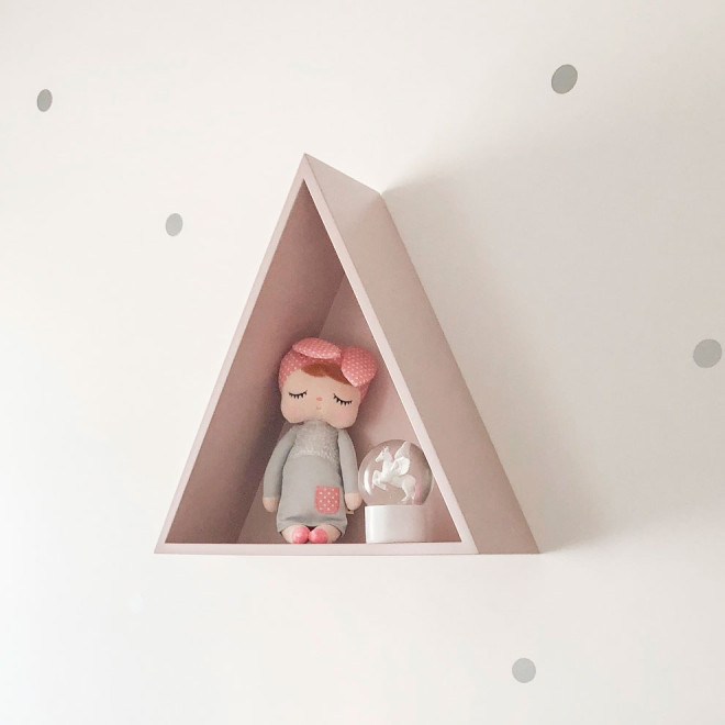 Triangular shelf for baby and children's room