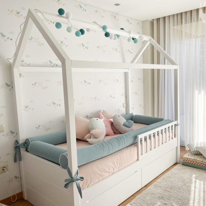 Cama doble en forma de casa para habitación de niña