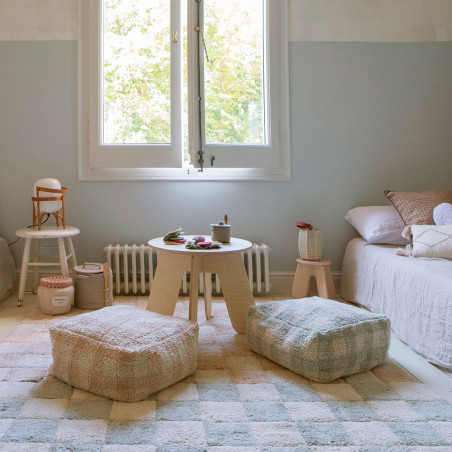 Blau-weißer Kinderteppich mit Quadraten für das Jungenzimmer