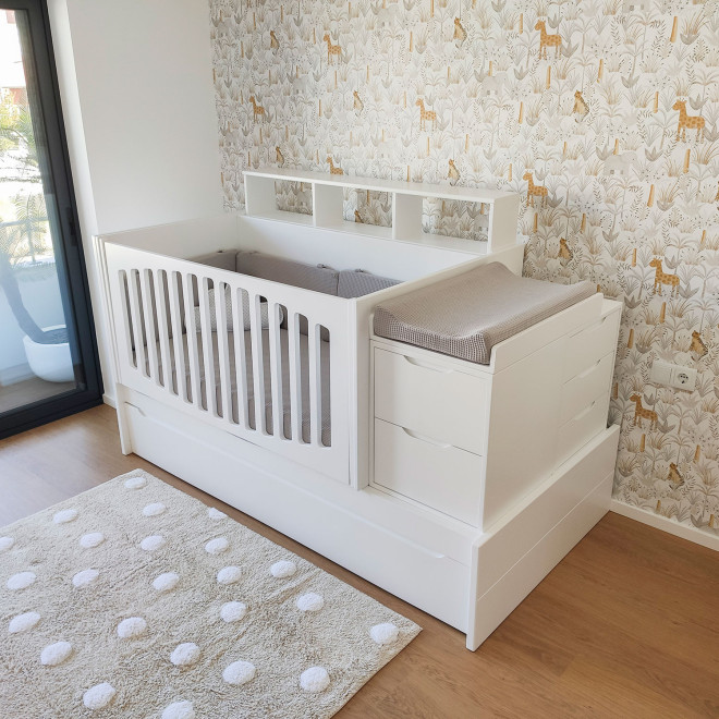 Weißes Wandelbares Babybett