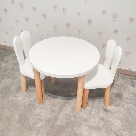 Kinderspieltisch mit Hasenstühlen