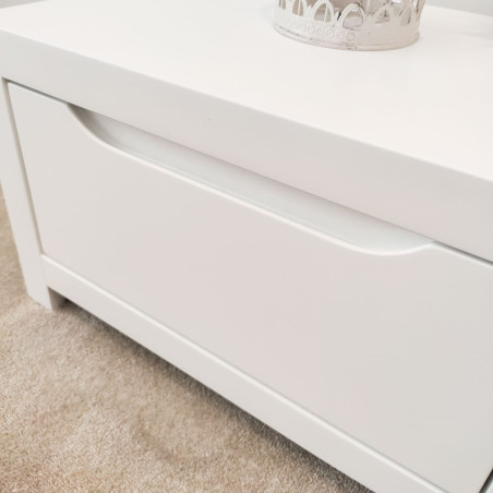 mesa de cabeceira madeira branca para quarto de criança