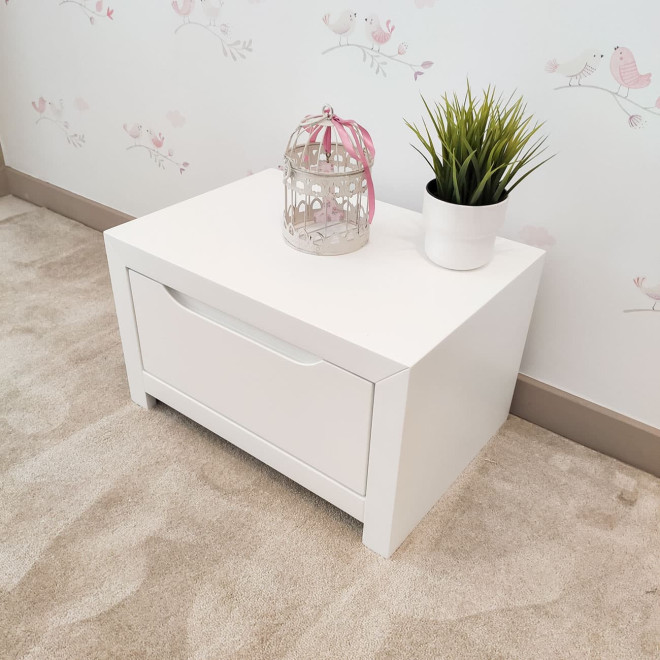 mesa de cabeceira para quarto de criança com 1 gaveta branca