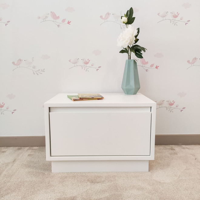 mesa de cabeceira branca para quarto infantil