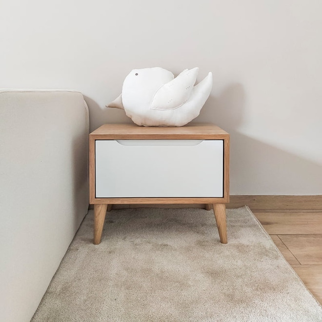 mesinha de cabeceira madeira e branco para quarto criança