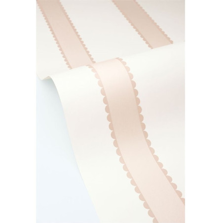 Detalhe de papel de parede rosa às riscas com acabamento decorativo ondulado para quarto infantil.