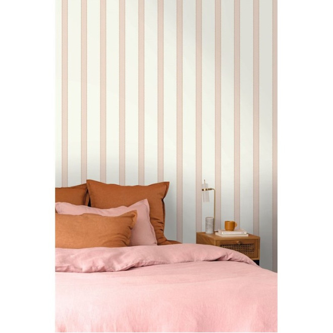 Rosa-weiß gestreifte Tapete im Mädchenzimmer mit harmonischer Einrichtung in Rosa- und Naturtönen.