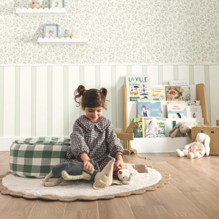 Papier peint enfant à rayures vertes et blanches avec de délicats détails festonnés.