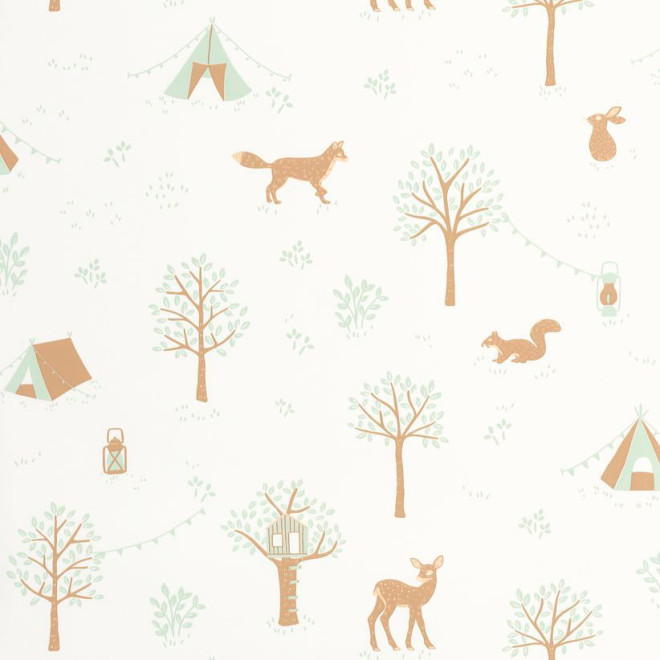 Papel de parede infantil floresta com animais, árvores e tendas em tons verde suave e bege.