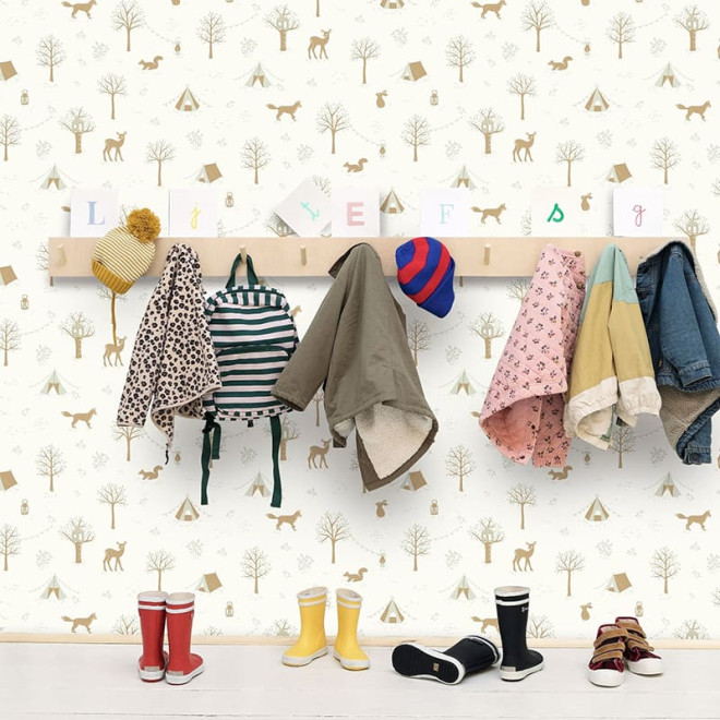 Papel de parede infantil com animais da floresta, raposa, veado, esquilo, árvores e tendas em tons naturais.