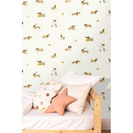Papel de parede infantil com cães e cachorrinhos a brincar de skate, trotinete e patins em tons suaves.
