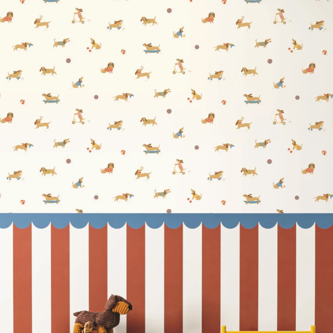 Kinder Tapete mit bunten Hunden im Kinderzimmer, kombiniert mit rot-weißen Streifen und blauem Wellenrand.