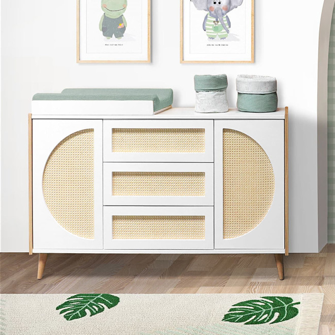 Cómoda para quarto de bebé com 3 gavetas, 2 portas e prateleiras interiores para arrumação