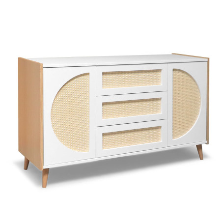 Commode à langer bébé NATURE en blanc, chêne et rotin naturel dans une chambre d’enfant