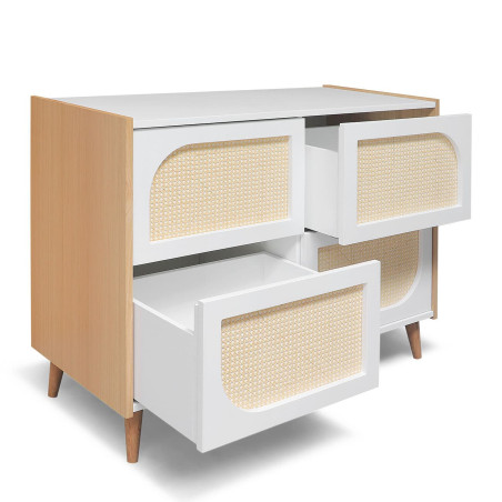Commode enfant NATURE avec tiroirs ouverts en blanc, chêne et rotin naturel