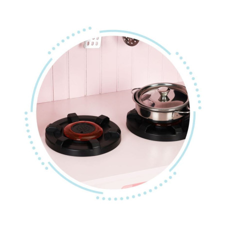 Detalhe do fogão da cozinha infantil rosa em madeira com tachos